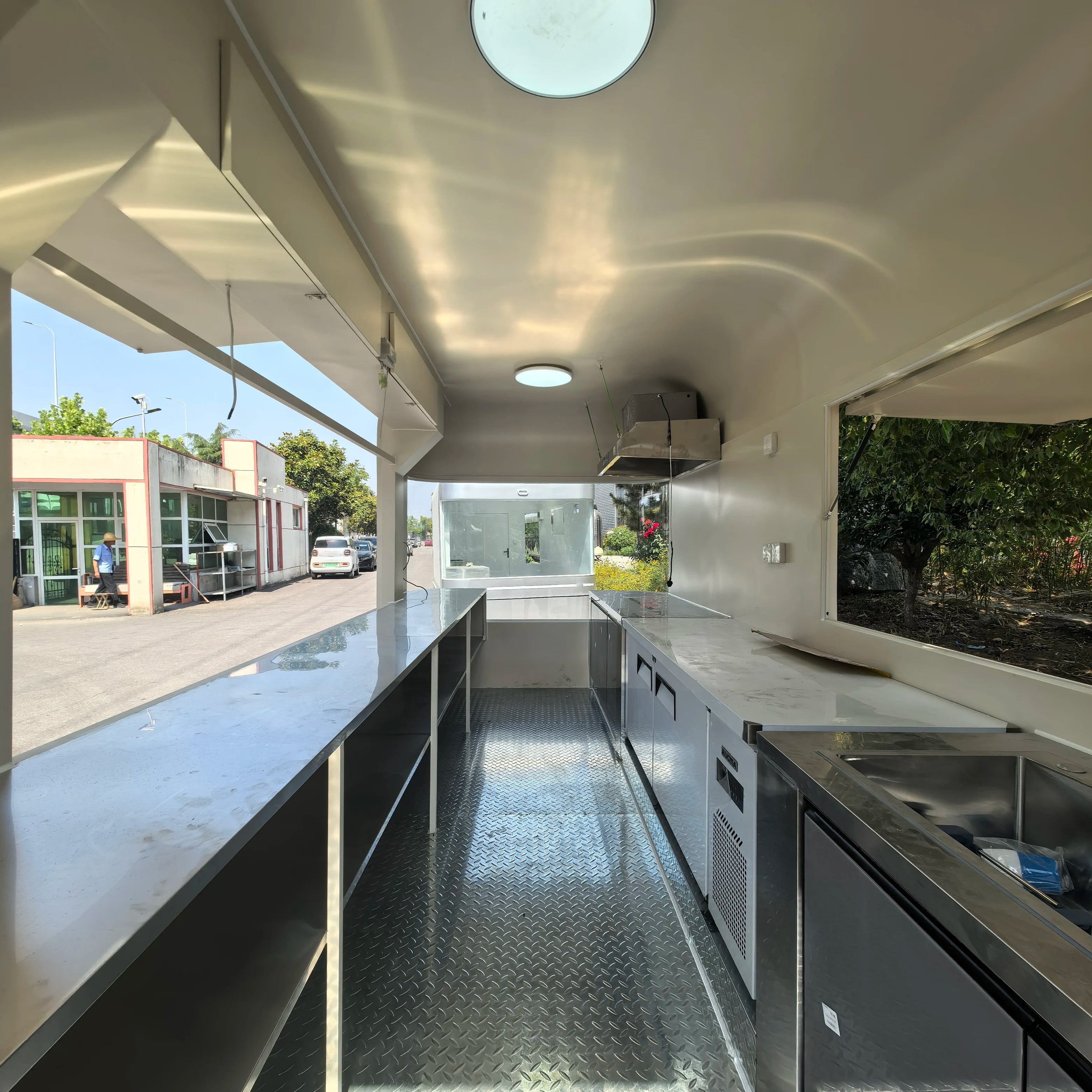 Camion Food Truck multifonction entièrement équipé – Cuisine mobile pour restauration, boulangerie, snacks et glaces