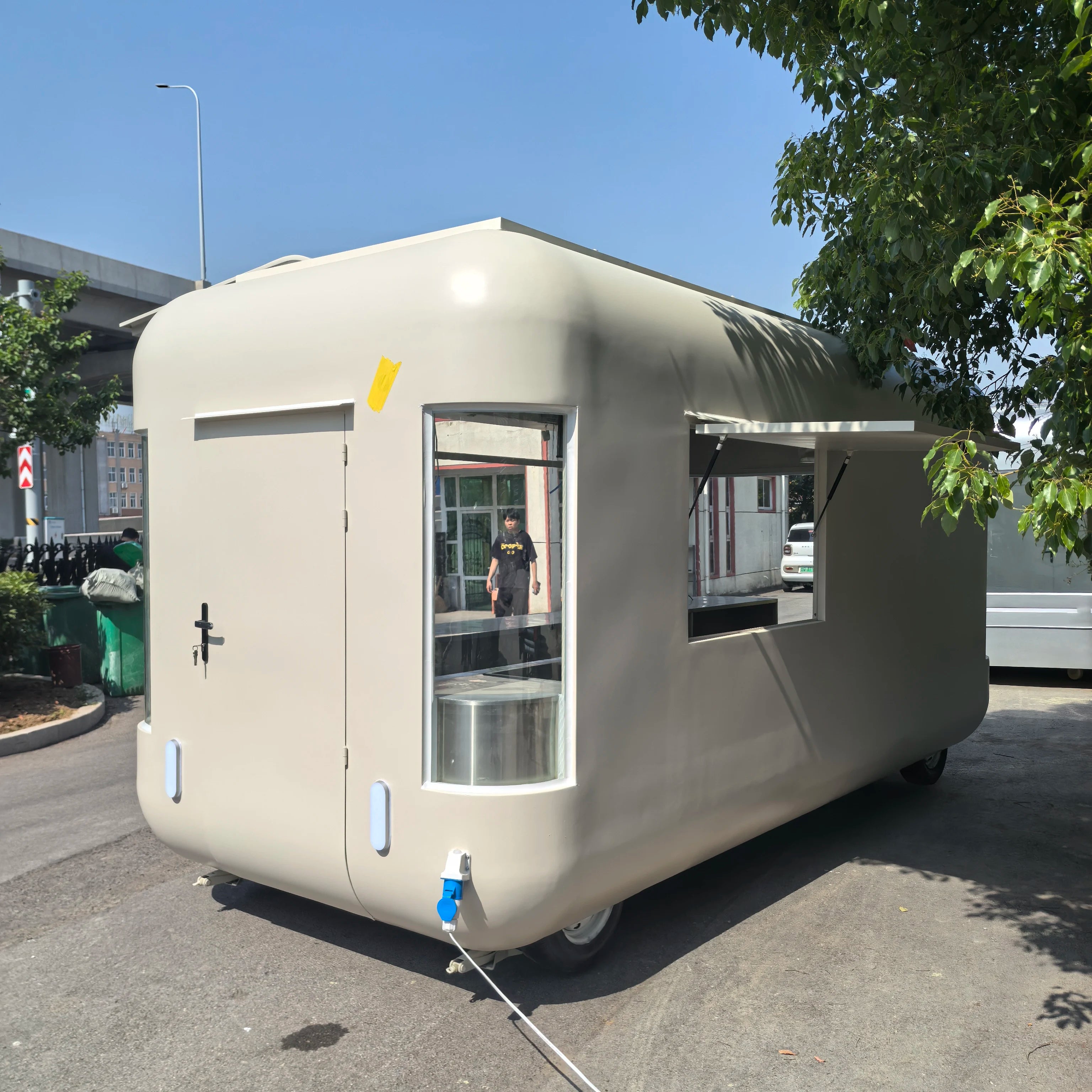 Camion Food Truck multifonction entièrement équipé – Cuisine mobile pour restauration, boulangerie, snacks et glaces